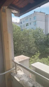 подпорна греда на козирка на балкон с дървена обшивка